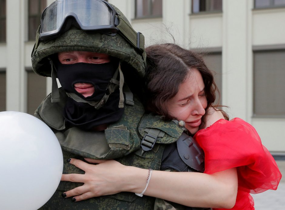 Baltarusijoje šeštoji protestų diena baigėsi be demonstrantų vaikymų ir areštų