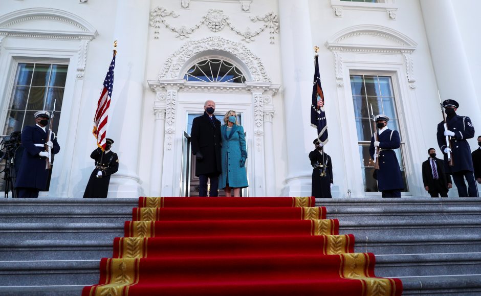 JAV prezidentas J. Bidenas po inauguracijos pirmąkart atvyko į Baltuosius rūmus