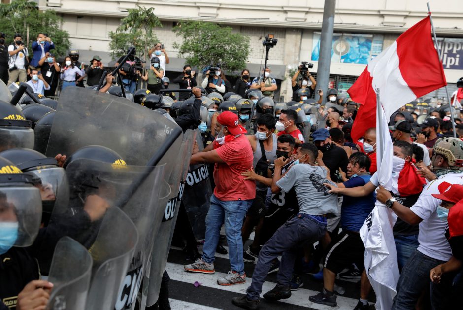 Peru per protestuotojų ir policijos susirėmimus žuvo vienas žmogus, dar keli sužeisti