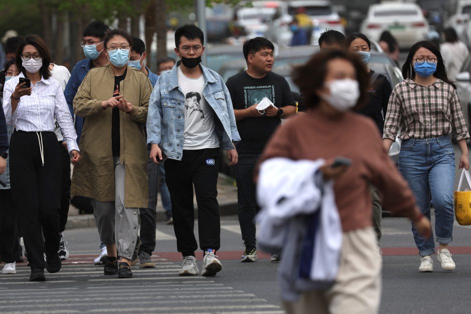 „Nulinio COVID“ pabaiga Kinijoje sukeltų mirčių bangą, teigia šalies mokslininkai
