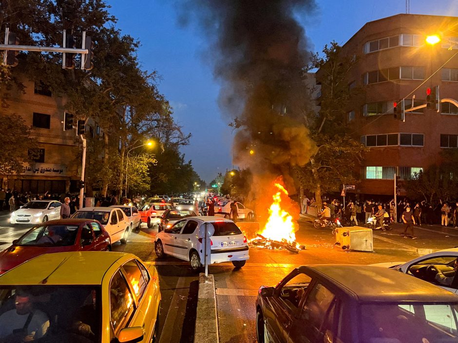 Teisių gynėjų grupė: dešimtims Irano protestuotojų gresia mirties bausmė 