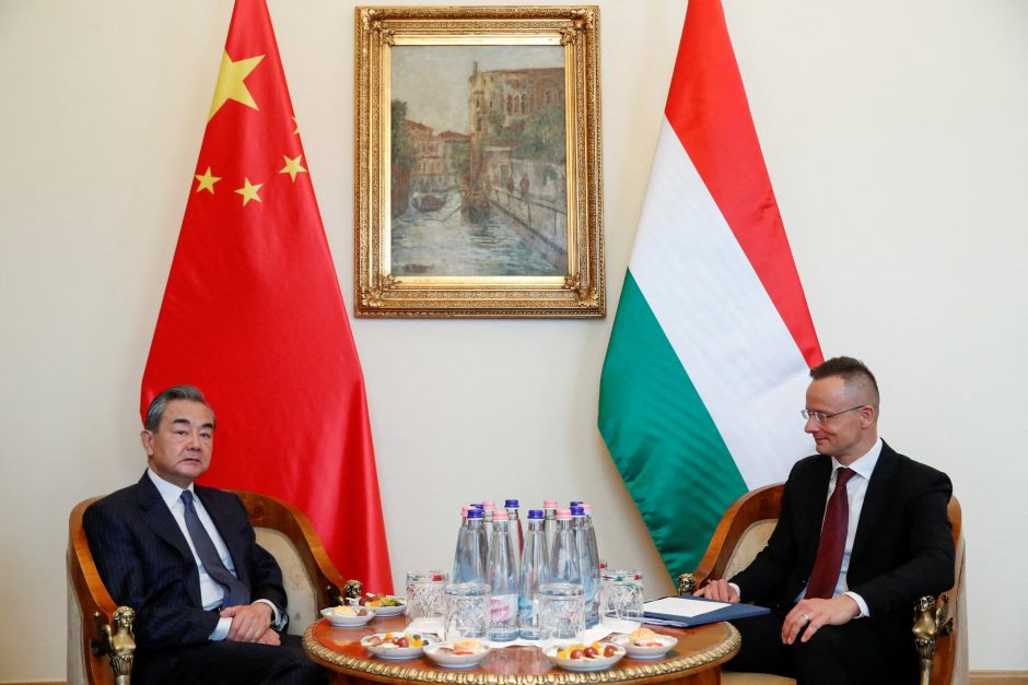 Kinija ir Vengrija pasirengusios bendradarbiauti siekiant užbaigti karą Ukrainoje