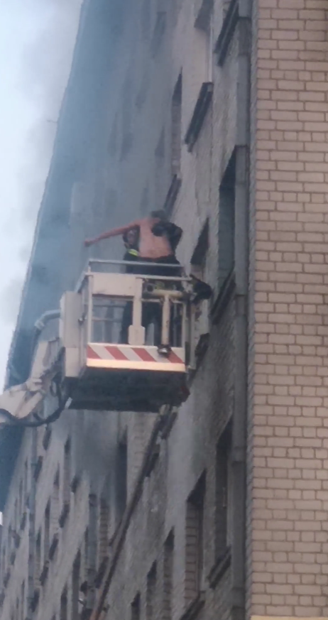 Įtariama, kad Vilniuje moteris padegė savo butą: gelbėtojai žmones kėlė pro langą