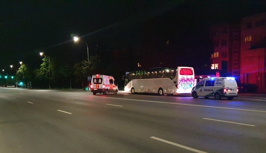 Kelionė į Vilnių prailgo: į autobusą atsitrenkė vyras 