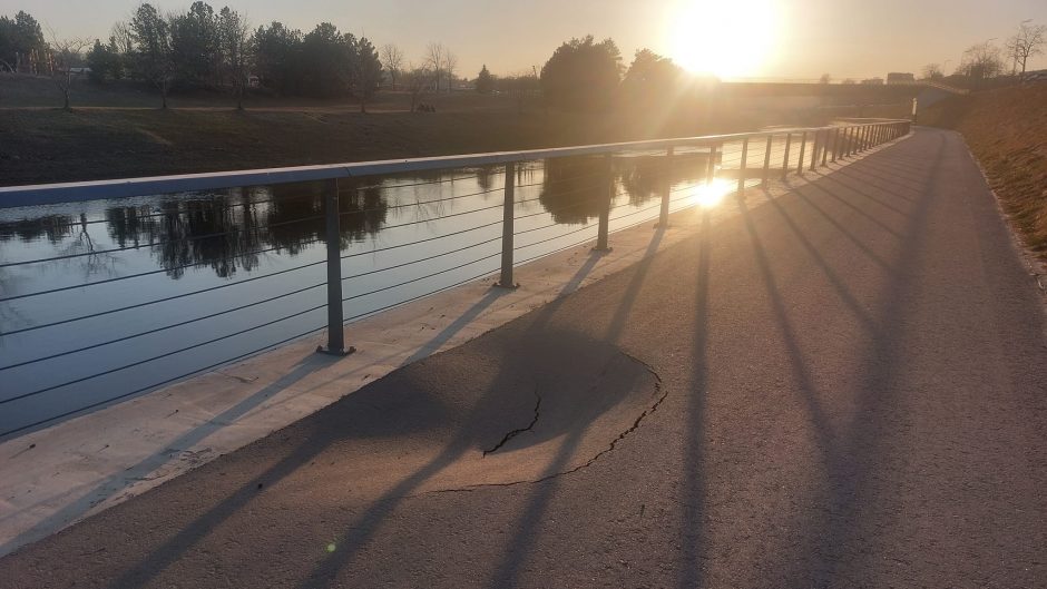 Nemuno krantinėje prie salos vaikščioti pavojinga – vietomis įdubusi ir suskilusi danga