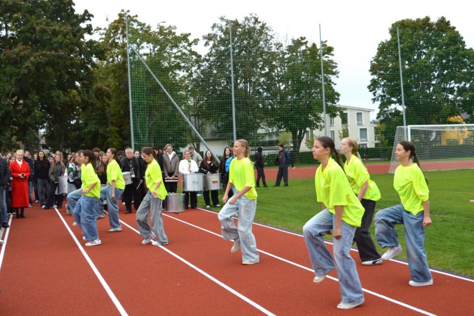 Palangos senojoje gimnazijoje atnaujintas stadionas ir sutvarkytas vidinis kiemelis