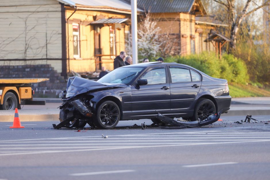 M. K. Čiurlionio gatvėje po automobilių susidūrimo du žmonės išvežti į ligoninę