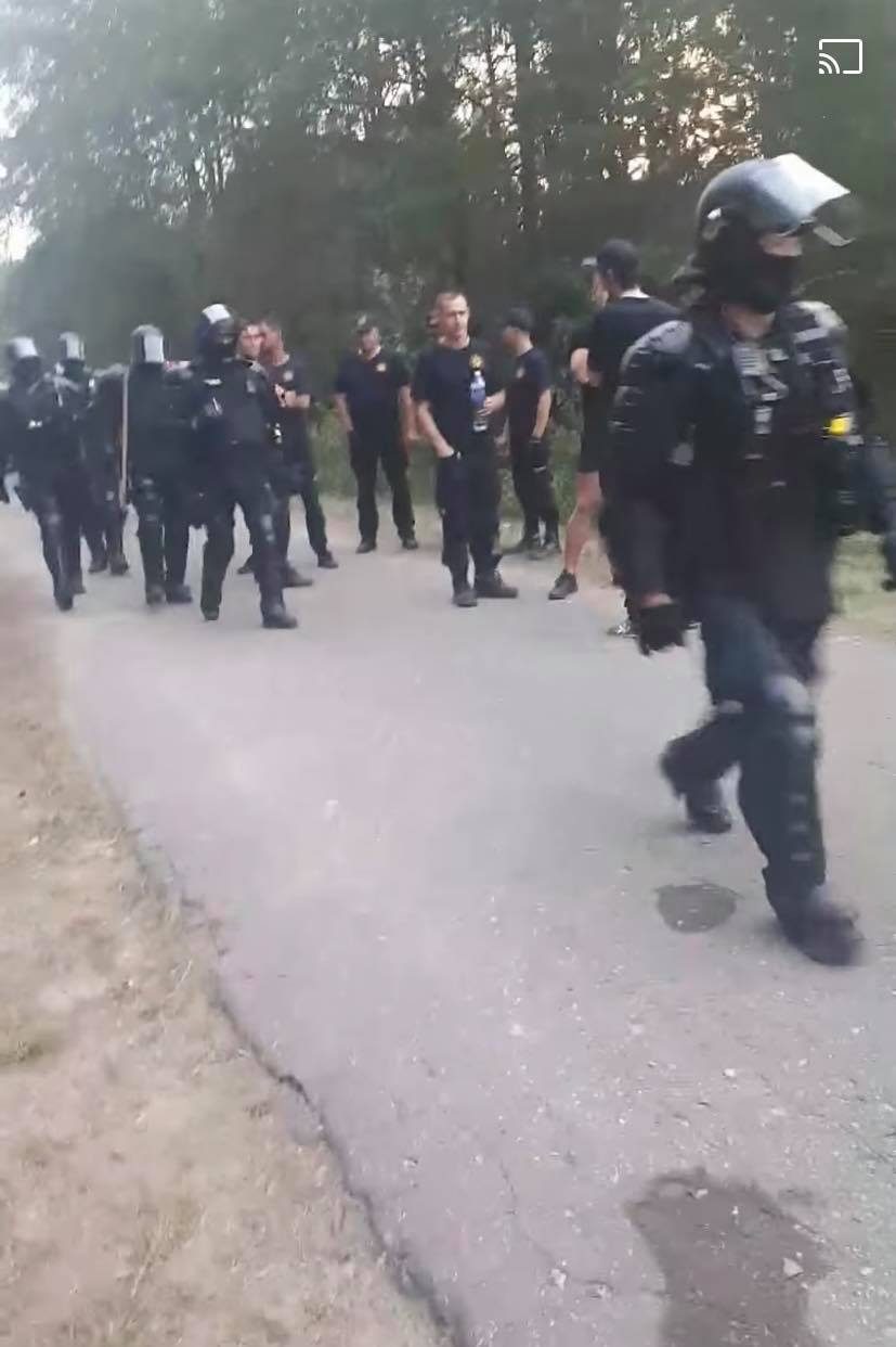 Žmonės nuo kelio prie Rūdninkų poligono nustumti jėga, neramumus malšino riaušių policija 