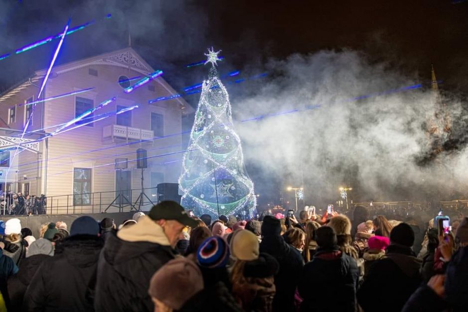 Penktadienio vakarą įžiebta Palangos Kalėdų eglutė