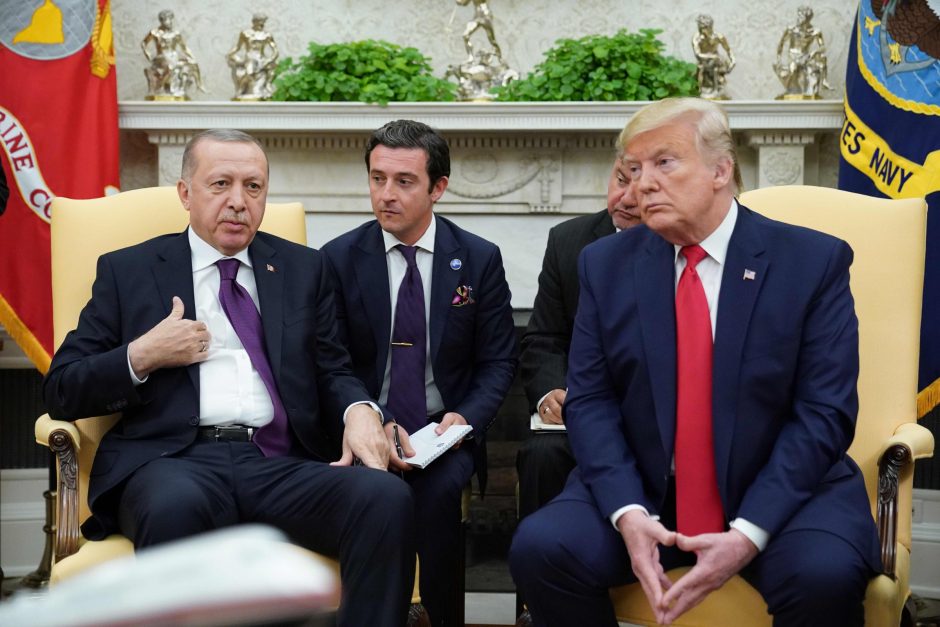 Vykstant apkaltos tyrimo posėdžiui, D. Trumpas priėmė R. T. Erdoganą