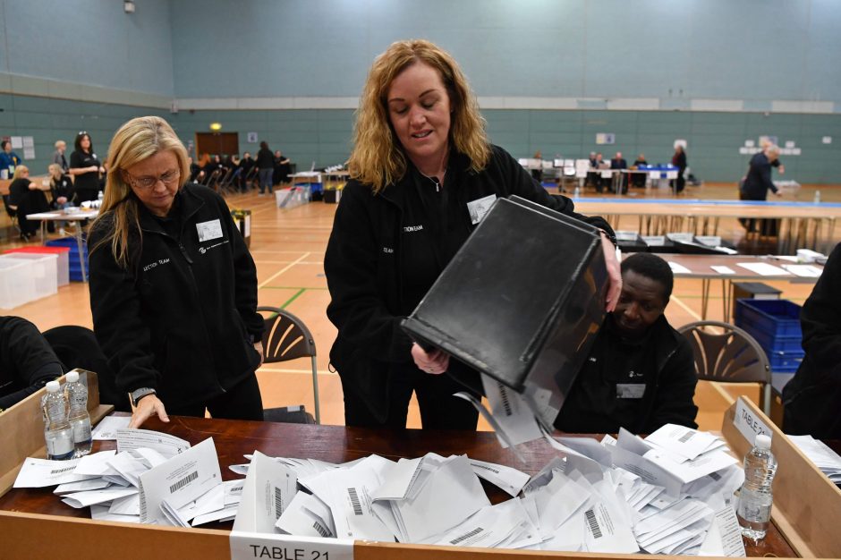 Rinkėjų apklausos: JK parlamento rinkimus aiškiai laimėjo toriai 