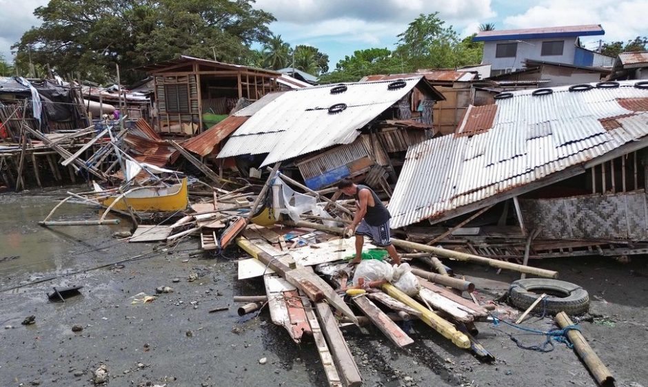 USGS: Filipinų rytuose įvyko 7,6 balo žemės drebėjimas 