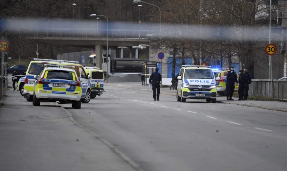 Švedijoje kilo pasipiktinimas po to, kai grupė jaunuolių sūnaus akivaizdoje nušovė tėvą