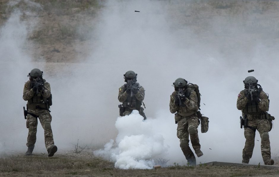 Estijoje per pratybas žuvo NATO kovinės grupės narys britas