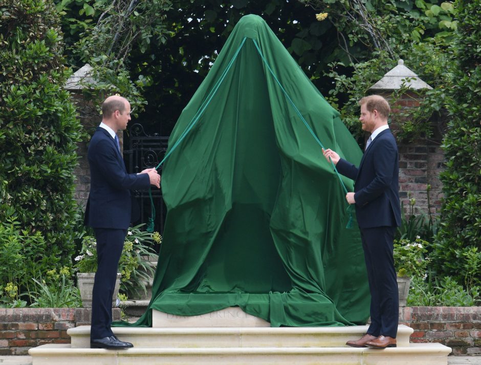 Britanijos princai Williamas ir Harry atidengė savo motinos princesės Dianos statulą
