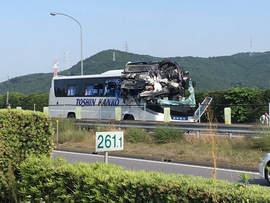 Japonijoje susidūrus automobiliui ir autobusui žuvo vairuotojas, 45 žmonės sužeisti