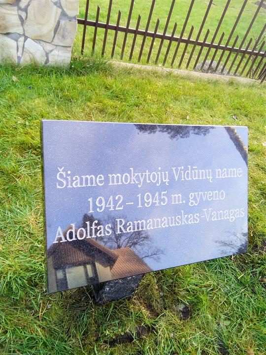 Prie namų, kuriuose slapstėsi A. Ramanauskas-Vanagas, įrengtos atminimo lentelės