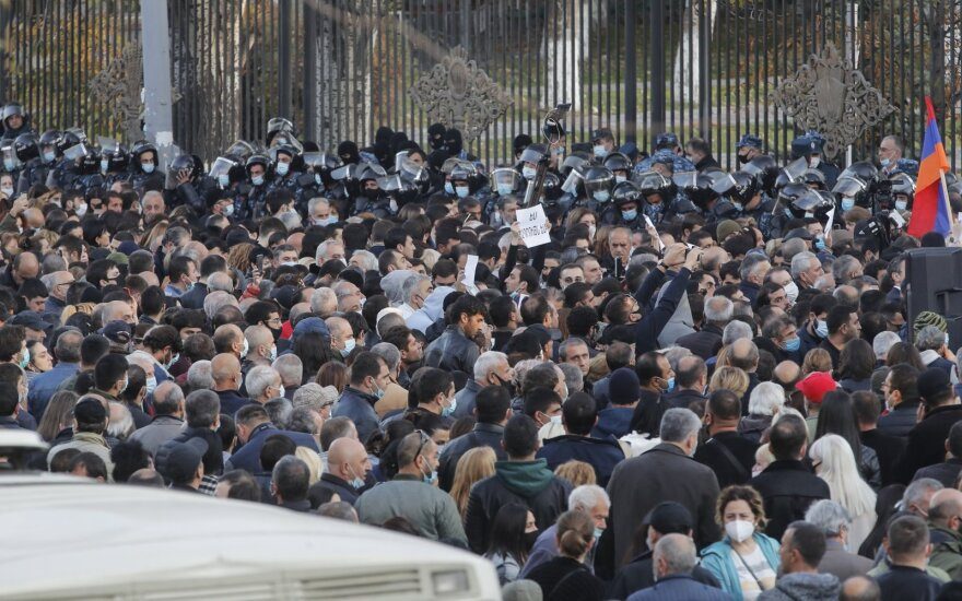 Jerevane tūkstančiai protestuotojų reikalavo N. Pašiniano atsistatydinimo