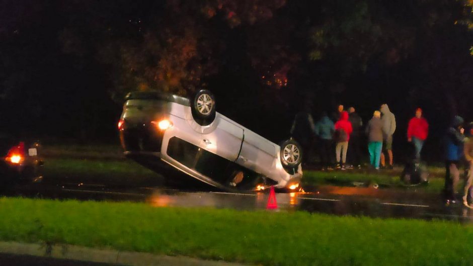 Per avariją Taikos prospekte ant stogo apsivertė automobilis, sužalotas neblaivus vairuotojas