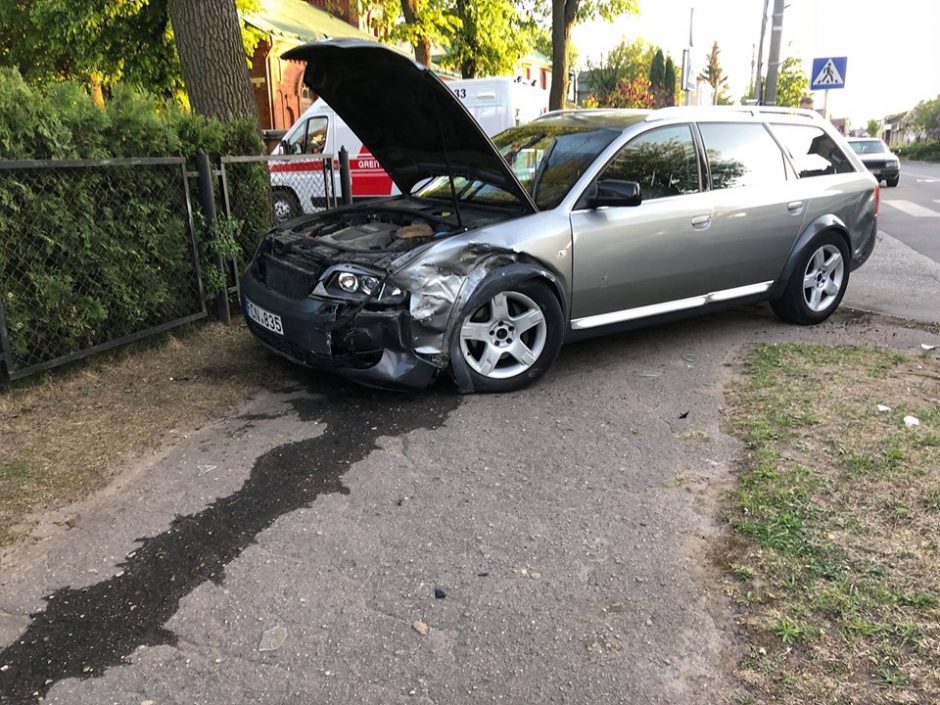 Kapsų gatvėje susidūrė „Mazda“ ir du automobiliai „Audi“, moterį ištiko šokas