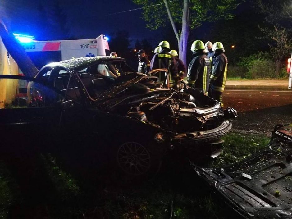 Šilainiuose BMW rėžėsi į medį, vairuotojas išvežtas į Klinikas