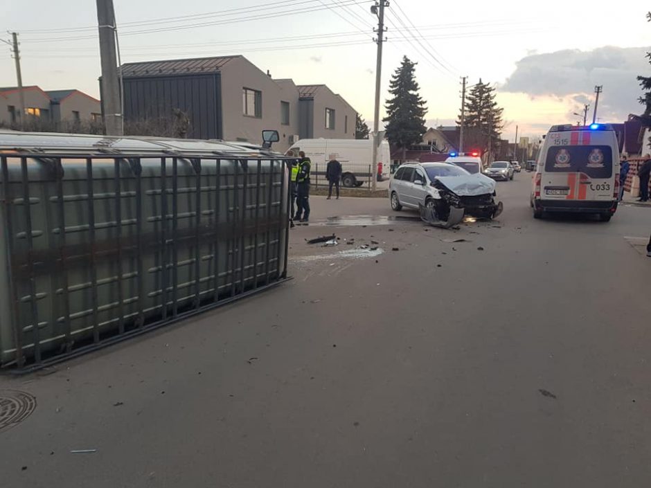 Avarija Vilijampolėje: po susidūrimo mikroautobusas apvirto ant šono (papildyta)