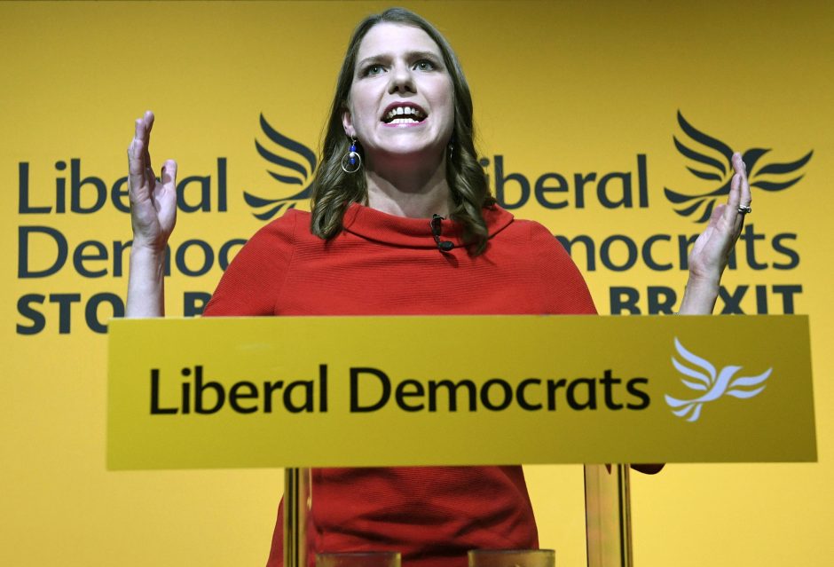 JK liberalai demokratai lydere pirmąkart išsirinko moterį, uolią „Brexit“ priešininkę