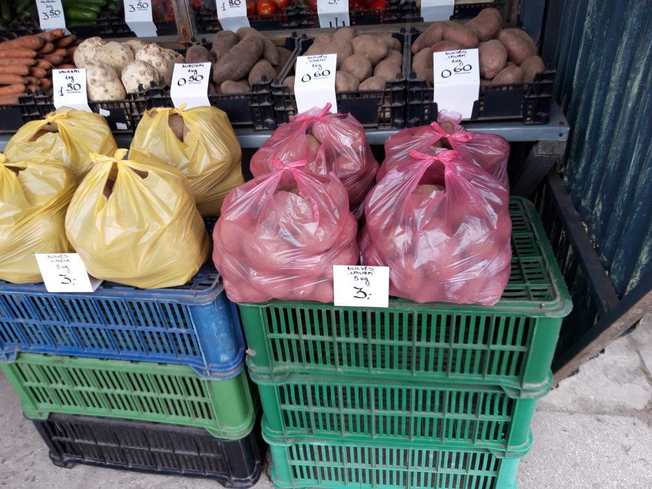 Kauniečiai fiksuoja bulvių kainas: kai kur galima nupirkti labai pigiai