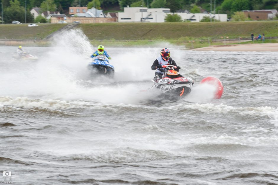 Kaune sezoną pradėjusius vandens motociklininkus Nemunas „pavaišino“ galinga srove, vėju ir bangomis