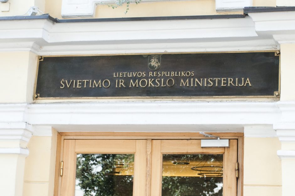 Derybų su ministre nesulaukę streikuojantys mokytojai nakvoja ministerijoje 