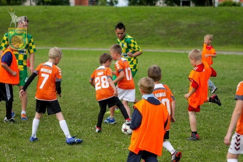 F.B.K. „Kauno“ futbolininkai aplankė Raudondvaryje stovyklaujančius vaikus