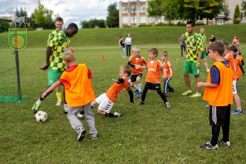 F.B.K. „Kauno“ futbolininkai aplankė Raudondvaryje stovyklaujančius vaikus