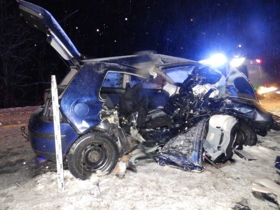 Šakių rajone susidūrus automobiliams žuvo du žmonės, penki sužaloti