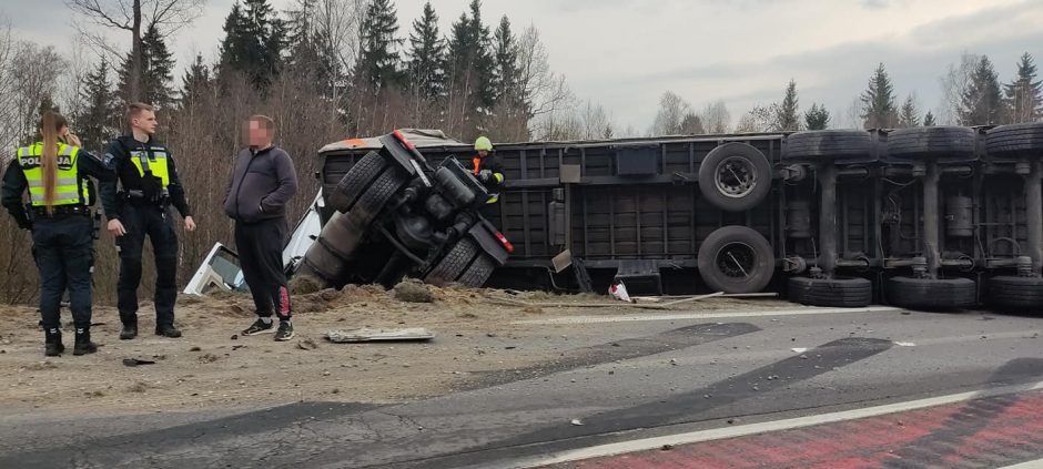 Kauno rajone – tragiška alkoholį vežusio vilkiko ir lengvojo automobilio avarija 