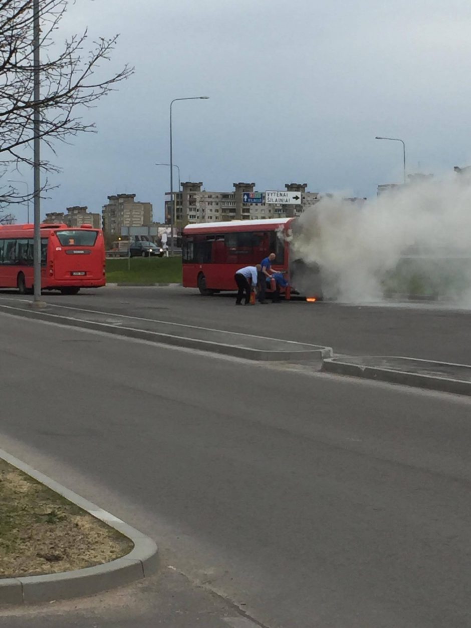 Prie „Megos“ užsiliepsnojo autobusas