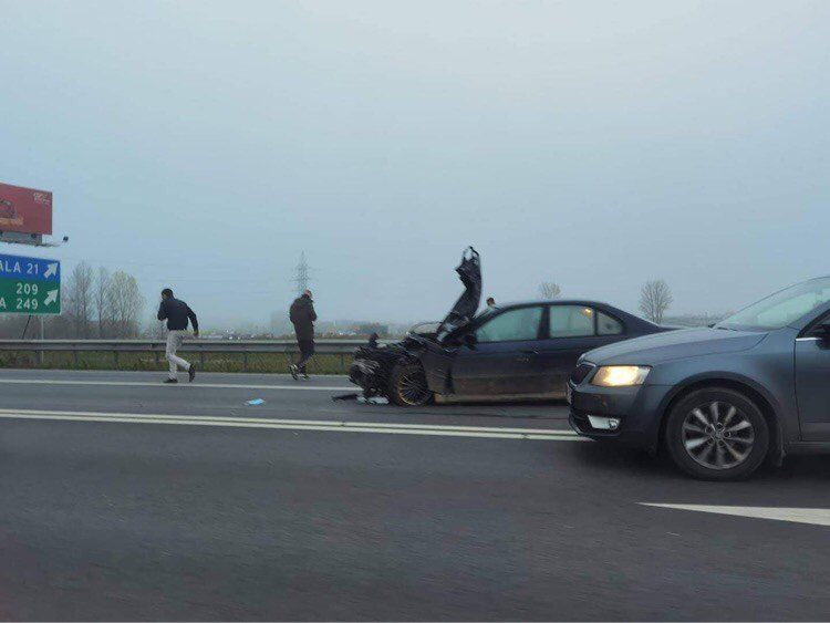 Važiuojant link „Megos“ susidūrė BMW ir „Volvo“, du žmonės išvežti į ligoninę