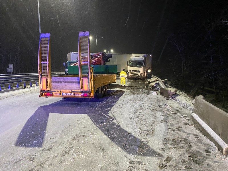 Kaišiadorių rajone susidūrus dviem sunkvežimiams, susidarė eismo spūstys