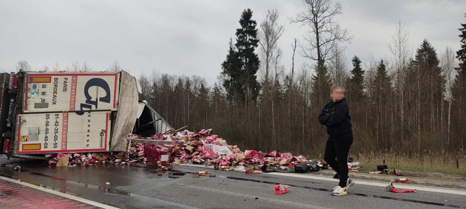 Kauno rajone – tragiška alkoholį vežusio vilkiko ir lengvojo automobilio avarija 