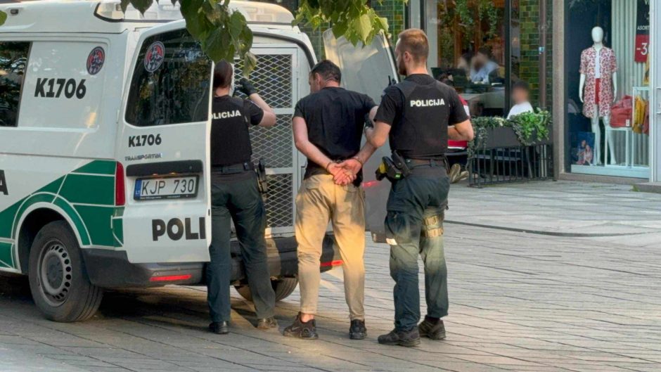 Policija iš Laisvės alėjos išsivežė viešosios tvarkos pažeidėjus