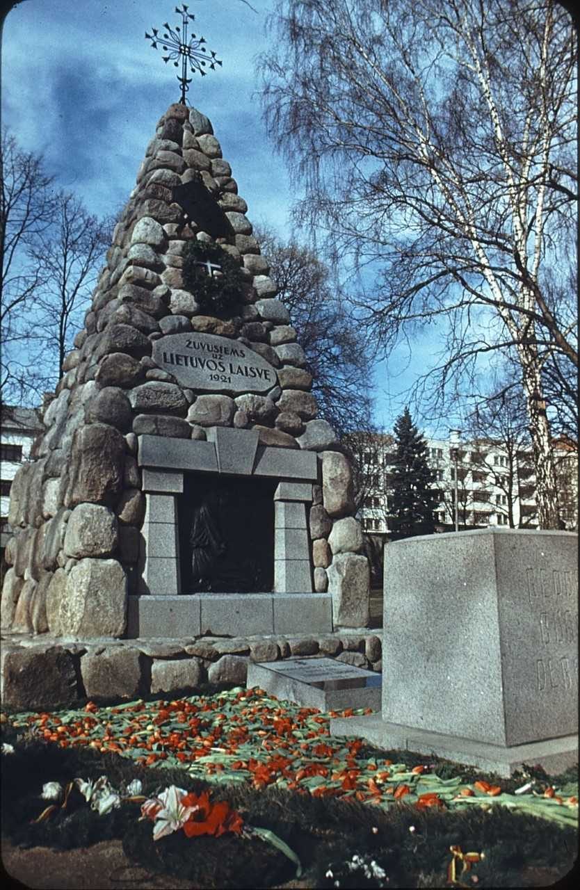 Karo muziejaus sodelyje – vienintelis Lietuvoje Nežinomo kareivio kapas