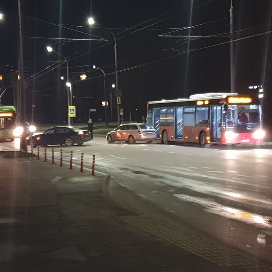 V. Krėvės prospekte susidūrė „Škoda“, BMW ir autobusas