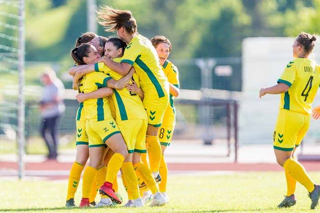 Lietuvės nugalėjo Latvijos futbolininkes ir kovos Baltijos taurės finale