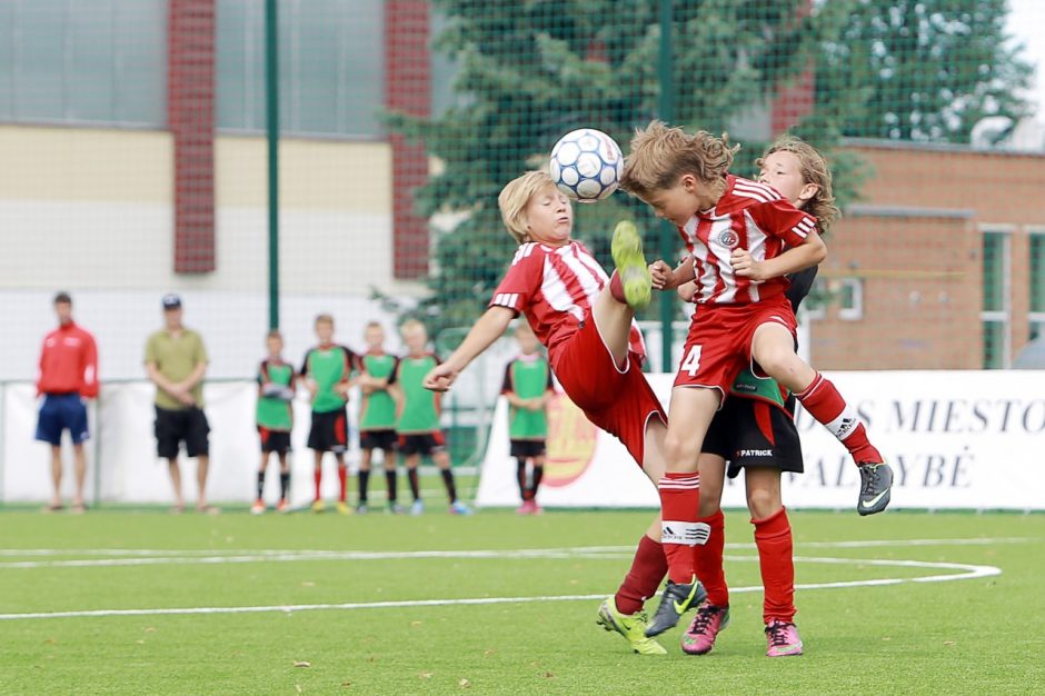 Jaunieji futbolininkai kausis dėl trofėjaus