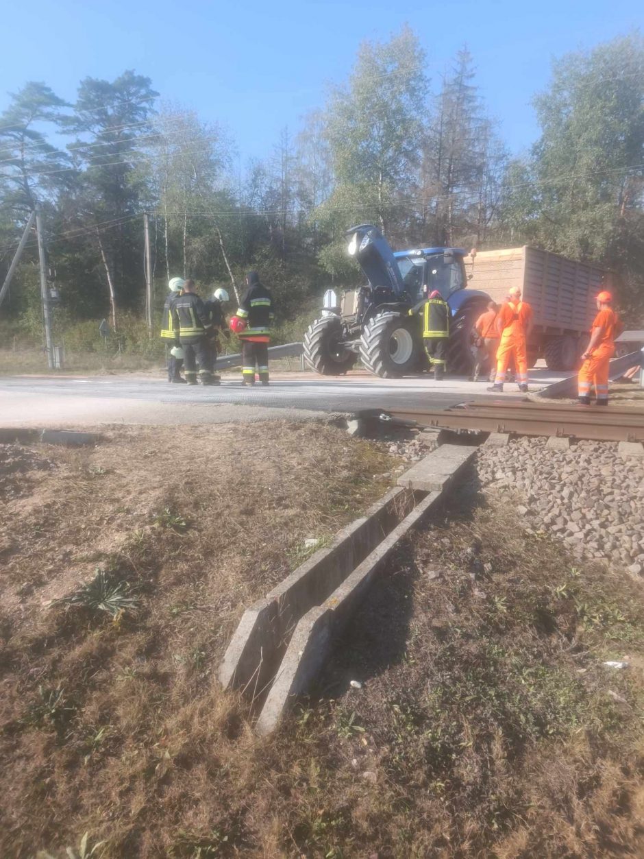 Lazdijų rajone susidūrė keleivinis traukinys ir traktorius