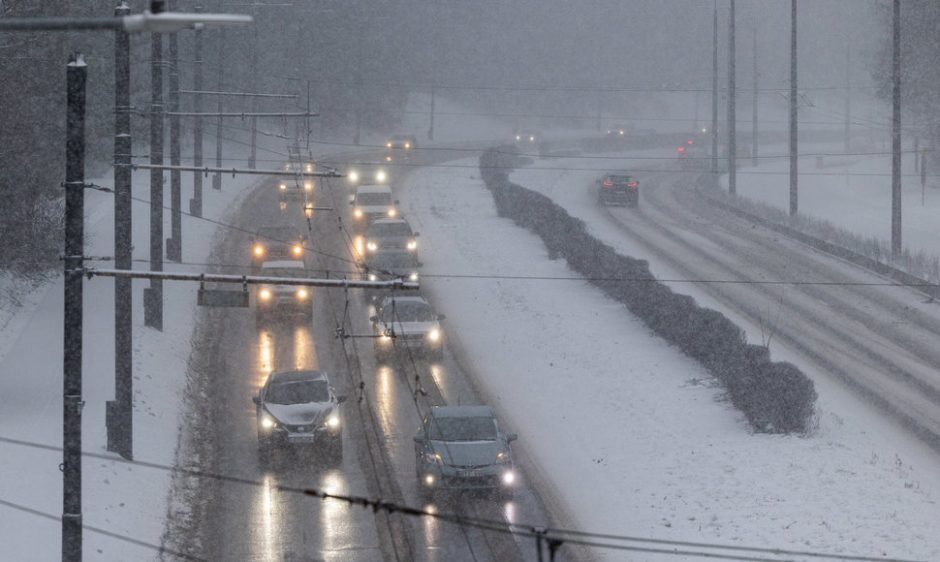 Kelininkai įspėja: eismo sąlygas sunkina snygis