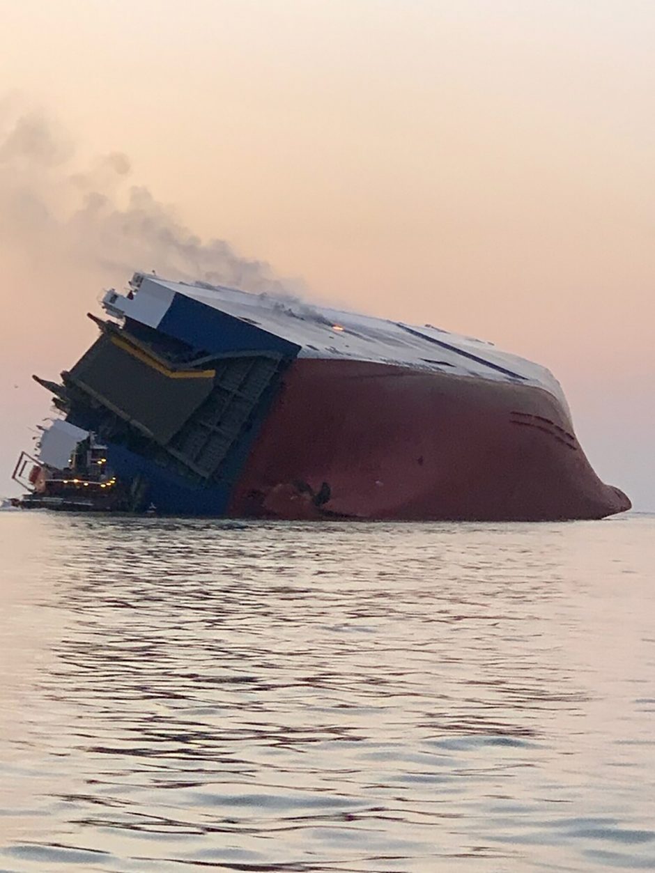 JAV gelbėtojai susisiekė su apvirtusio Pietų Korėjos krovininio laivo įgula