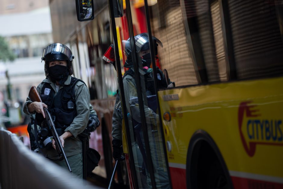 Didžioji Britanija: smurto paaštrėjimas per protestus Honkonge kelia didelį nerimą