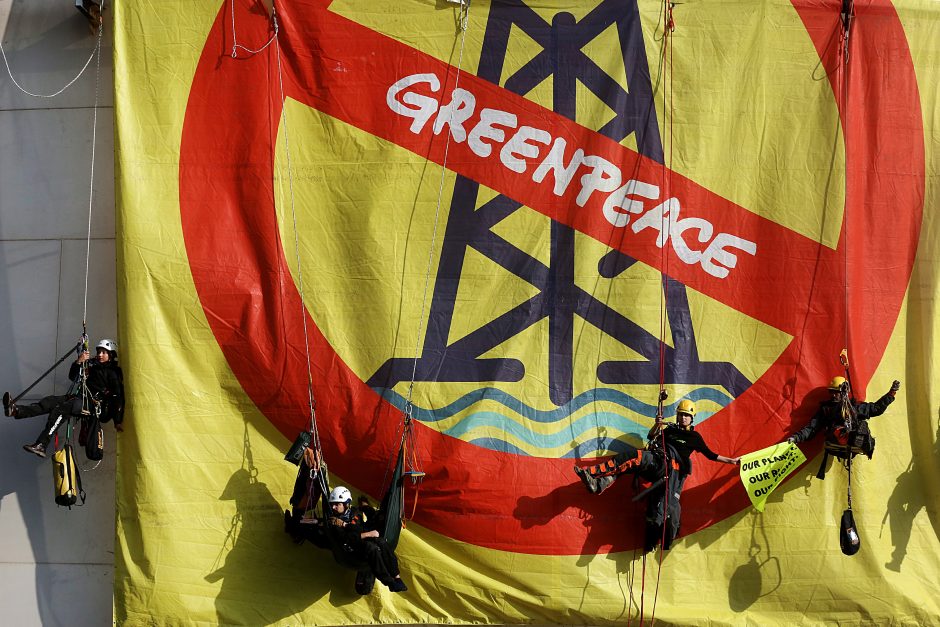 Graikija: „Greenpeace“ aktyvistai surengė protesto akciją ant naftos rezervuaro