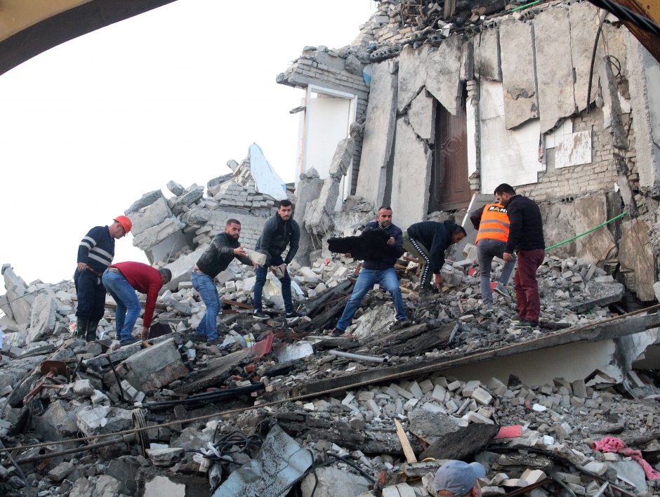 Albanijoje toliau auga žemės drebėjimo aukų skaičius