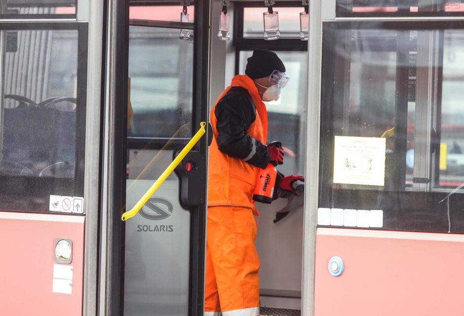 Vilniuje 90 proc. keleivių viešajame transporte laikosi reikalavimo dėvėti kaukes